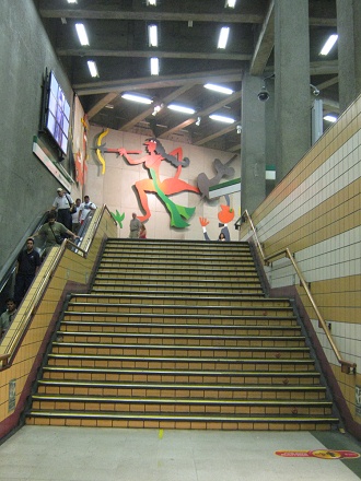 La estacin del metro
                          "Baquedano", escalera con relieve en
                          la pared