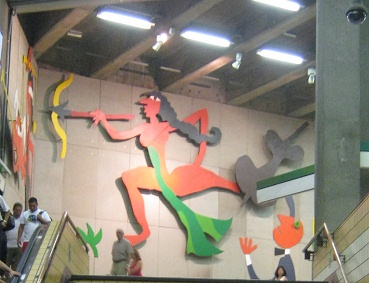 La estacin del metro
                          "Baquedano", relieve en la pared,
                          primer plano