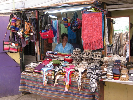 Calle Po Nono, puesto de mercado con
                          bolsas y gorros de la Sierra alta chilena