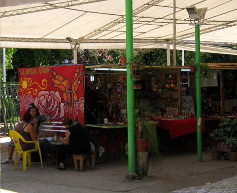 Calle Po Nono, puestos de artesana 01,
                          primer plano