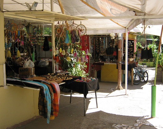 Calle Po Nono, puestos de artesana 02,
                          primer plano