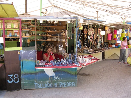 Calle Po Nono, puestos de artesana con
                          figuritas en lapislzuli y combarbalita