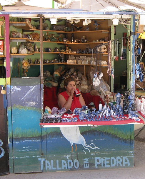 Calle Po Nono, puesto de artesana con
                          figuritas en lapislzuli y combarbalita,
                          primer plano 01