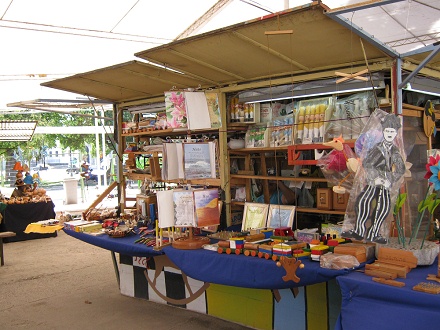 Pius-IX.-Strasse, Marktstand mit
                          Holzspielzeug