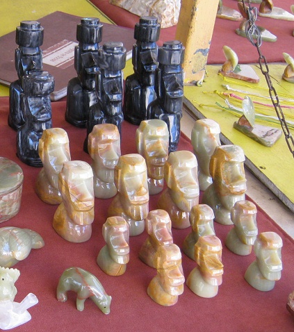 Osterinsel-Figuren aus Onix und
                          Onixmarmor, Nahaufnahme