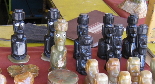 Osterinsel-Figuren aus schwarzem Onix und
                          grnlichem Onixmarmor