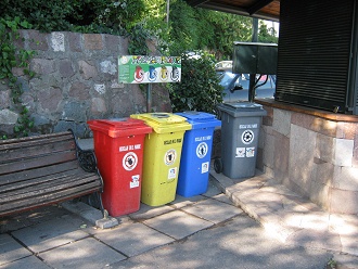 Abfalltrennung mit Containern
