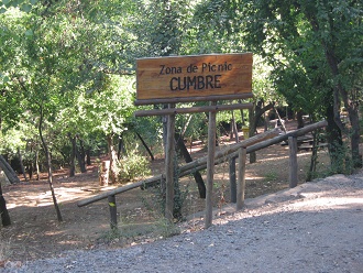 Das
                        Schild "Gipfel-Picknickzone" (zona de
                        picnic, cumbre)