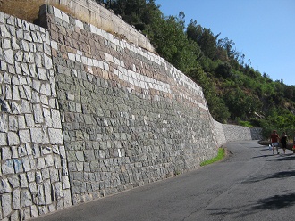 Muro de apoyo grande, primer plano