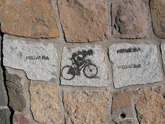 Grafito de bicicleta en el muro de apoyo