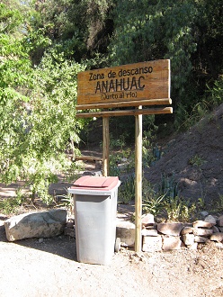 Zona
                        de descanso "Anahuac", la placa y un
                        contenedor gris