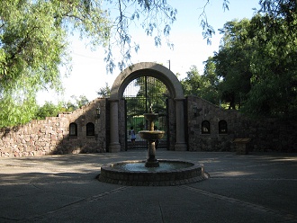 Botanischer Garten "Mapulemu",
                Brunnen am Eingangstor