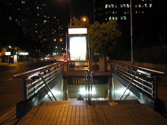 Der Eingang zur U-Bahnstation Valdivia