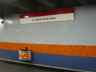 U-Bahnstation Valdivia, Tafel zum
                          Rauchverbot an U-Bahnstationen
