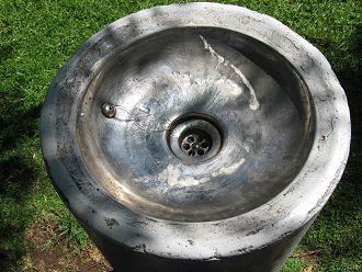 Kleiner Brunnen an der
                                  Valdivia-Allee zum Hndewaschen
