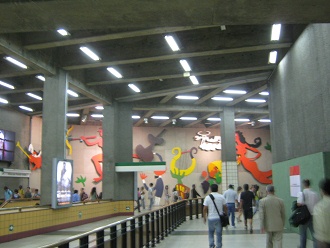 Die U-Bahnstation "Baquedano"
                          mit dem Wandrelief