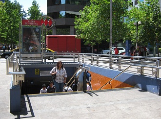 Der
                        Eingang zur U-Bahnstation "Valdivia"