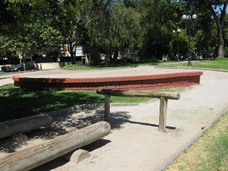 Park mit runder
                                Sitzmauer 01
