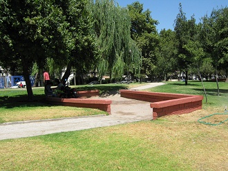 Park mit eckiger
                                  Sitzmauer