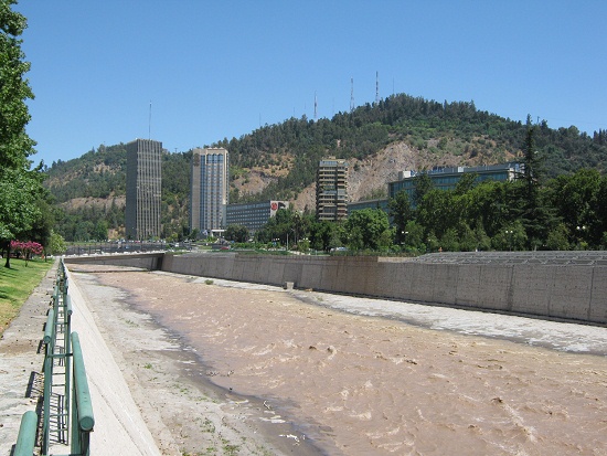 Der kanalisierte Mapocho-Fluss in
                          Santiago de Chile, Sicht nach Osten auf die
                          Berge zu