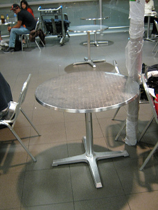 Tische ohne Sthle am
                                        Flughafen Lima