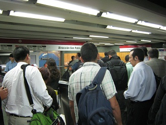 Estacin del metro subterrneo
                        "Universidad de Santiago", la cola en
                        la entrada al andn