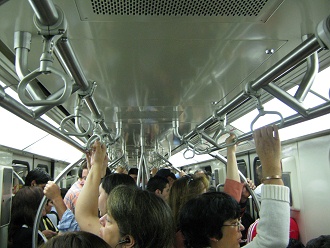 Das Dachgestnge der U-Bahn der roten Linie
                        Nr. 1