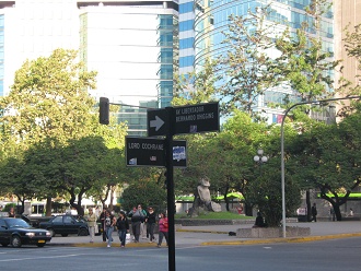 Rtulo de avenida Cochrane con avenida
                        Higgins