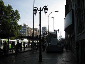 Alte Strassenlaternen und moderne
                        Stadtbusse im ersten Morgenlicht