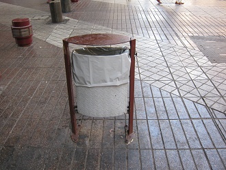 Paseo Ahumada, papelera con techo