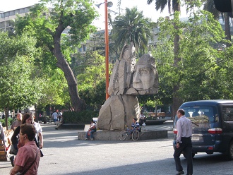 Zentralplatz (Waffenplatz, plaza de Armas) von
                Santiago, Mapuche-Denkmal mit Velofahrer