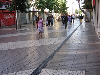 Paseo Puente, combinacin de bandas
                        inclinadas con cuadrados