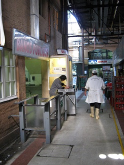 Mercado central, baos para 200 pesos
                        chilenos