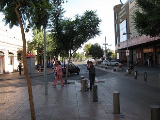 Calle 21 de mayo, bolardos y rboles