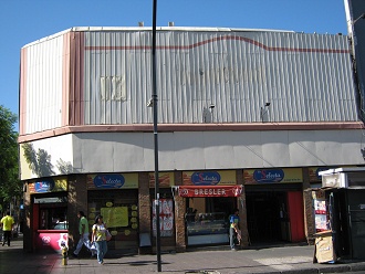 La esquina de la calle 21 de Mayo con la
                        calle San Pablo, un restaurante de comida rpida
                        02