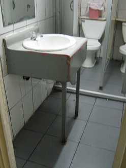 Stabiles Lavabo mit Sttzen im
                        Schnellrestaurant