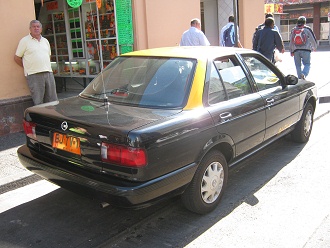 Taxi en negro y amarillo