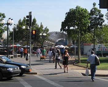 Balmaceda-Allee (avenida Balmaceda), Sicht
                        auf die Wagenbrcke (puente Los Carros)