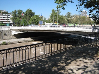 El puente Recoleta y barandas viejas