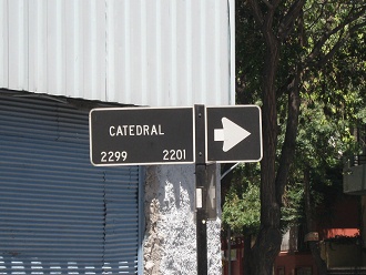 Strassenschild der Kathedralenallee
                        (avenida Catedral), Nahaufnahme