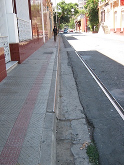 Avenida Catedral, bordillo en metal