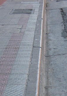 Kathedralenallee (avenida Catedral),
                        Trottoirkante in Metall, Nahaufnahme