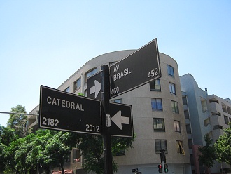 Strassenschilder Kathedralenallee (avenida
                        Catedral) mit Brasilienallee (avenida Brasil)