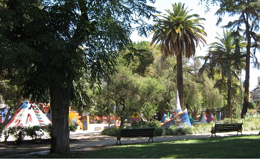 Plaza Brasil, parque infantil con volcanes,
                        primer plano