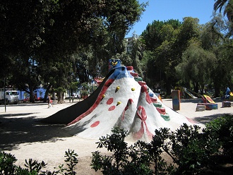 Der Spielplatz am Brasilienplatz,
                                Vulkanrutschbahn 01