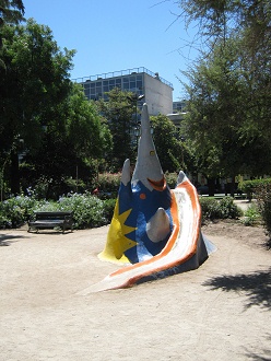 Parque infantil de la plaza Brasil, tobogn
                volcnico 02