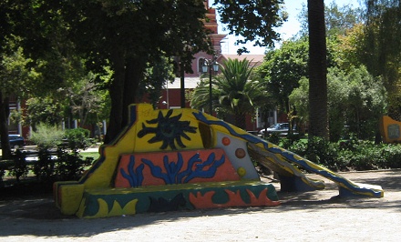 Der Spielplatz am Brasilienplatz,
                        Pyramidenrutschbahn, Nahaufnahme