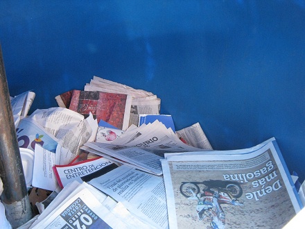 Brasilienplatz, Recyclingstation mit
                        Papiercontainer