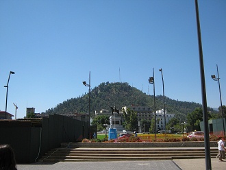 Plaza Baquedano, monumento y el Cerro San
                          Cristbal