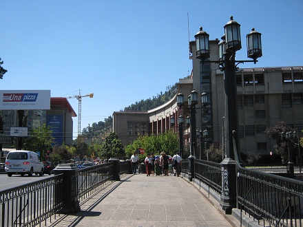 Puente con faroles viejos